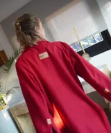 Tapado largo color verde con solapas, bolsillos laterales y cierre con botones.