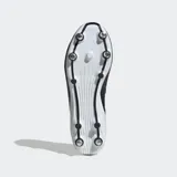 Championes de rugby Adidas modelo RS15 para terreno blando, con diseño en color negro y blanco. Presentan un exterior sintético suave, sistema de cordones asimétrico para mayor precisión al patear, cuello y talón acolchados para mayor confort, y suela con tapones metálicos diseñada para terrenos blandos.