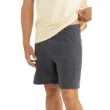 Bermuda de gabardina color gris oscuro, con bolsillos laterales y traseros.