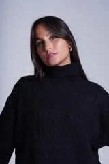 Sweater tejido color crudo con cuello alto y diseño de ochos.