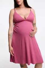 Camisón maternal de rib color rosado, con escote en V, tirantes finos regulables con clips de lactancia, elástico bajo el busto y falda amplia de corte acampanado.