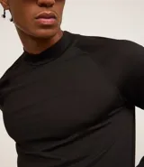Remera deportiva térmica negra de manga larga con cuello alto.