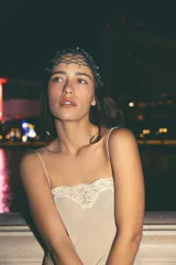 Vestido midi tipo lencero de viscosa, color beige, con escote recto, tirantes finos y detalles de encaje a tono en el escote y el ruedo.