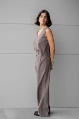 Pantalón sastrero de tiro alto y corte amplio, color gris oscuro, con pinzas en la cintura.