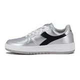 Championes casuales de mujer Diadora modelo Spitfire III, color plateado metalizado con detalles en negro. Presentan cordones blancos y una suela de plataforma blanca con borde inferior gris.