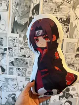 Peluche con forma de Itachi Uchiha, personaje del anime Naruto, con el atuendo característico de la organización Akatsuki.