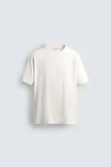Camiseta de corte regular, cuello redondo y manga corta, perteneciente a la colección especial Origins.