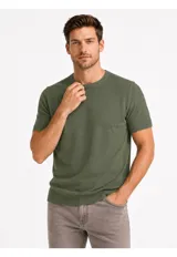 Remera de tejido de punto color verde militar, con cuello redondo y mangas cortas.