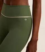 Legging deportiva de tiro alto confeccionada en microfibra acanalada color verde militar, con detalle de vivo en contraste en la cintura.