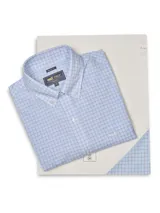 Camisa de manga larga para hombre, color celeste claro con patrón de cuadros pequeños en azul y blanco. Presenta cuello button-down y un pequeño logo bordado en el bolsillo.