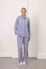 Conjunto de pijama de dos piezas, color verde menta con estampado de cuadros irregulares en blanco. Incluye camisa de manga larga con botones y pantalón largo con cintura elástica.