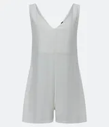 Enterito corto color blanco hueso, con escote en V, breteles anchos y bolsillos laterales.