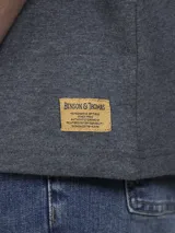 Remera gris de algodón con cuello redondo y estampado frontal de dos botellas con la inscripción "BENSON & THOMAS CREATIVE ARCHIVE".