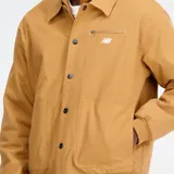 Campera de trabajo New Balance modelo Athletics, color tostado, con cierre frontal de botones a presión, cuello clásico, bolsillos delanteros y logo bordado en el pecho. Presenta puños y ruedo elásticos.