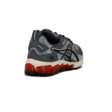 Championes de running Asics modelo Gel-Quantum 180 Direction, con diseño técnico en tonos gris, negro y detalles en rojo. Presentan capellada de malla transpirable con refuerzos sintéticos, sistema de amortiguación Gel visible en la entresuela y suela de goma resistente.