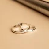 Par de alianzas de plata con diseño bombé de 4mm de ancho, acabado pulido y superficie lisa.