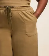 Pantalón pantalona color marrón confeccionado en sarga liviana con liocel y algodón. Presenta lazo en la cintura, bolsillos laterales y traseros.