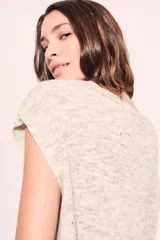 Chaleco de punto color crema con detalles en rosa y celeste, de corte holgado y mangas cortas.