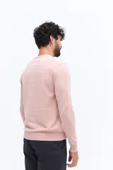 Sweater de hombre con escote redondo, manga larga y calce regular. Presenta un pequeño logo bordado en el pecho y puños acanalados.