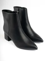 Botines negros de cuero sintético con punta fina, cierre lateral y taco cuadrado.