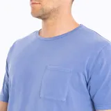 Remera de manga corta color azul melange, con cuello redondo y bolsillo frontal abierto en el pecho.