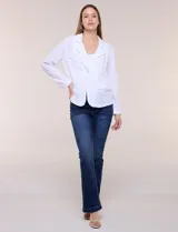 Blazer de lino, rayón y algodón color blanco, de silueta semi holgada y estructura relajada. Cuenta con cuello solapa, escote en V profundo, cierre frontal con un único botón central y mangas largas. Incluye bolsillos simulados con solapa en broderie calado.
