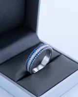 Anillo de plata 925 con diseño sin fin, compuesto por tres hileras de circonias: una central en color azul zafiro y dos laterales en color cristal.