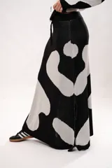 Pollera larga de punto con estampa de vaca en blanco y negro, con tajo lateral.