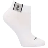 Calcetín corto deportivo blanco, con puño elástico que presenta un parche gris con el logo del perro Hush Puppies flanqueado por líneas negras.