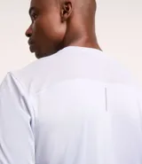 Remera deportiva de manga corta y cuello redondo, confeccionada en tejido de malla de poliéster. Presenta un diseño liso en color marrón con recortes laterales en poliamida.
