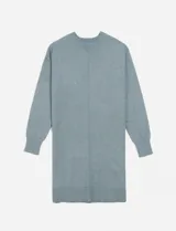 Vestido tipo sweater color celeste, de corte recto y largo a la rodilla.