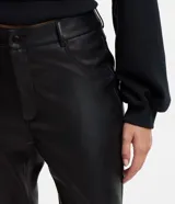 Pantalón skinny de cuero sintético negro, con trabillas en la cintura y bolsillos simulados.