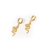 Aros dorados con forma de serpiente colgando de un aro pequeño.