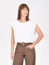 Remera blanca de algodón con cuello redondo y mangas cortas con hombreras.