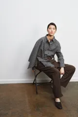 Pantalón de tiro medio confeccionado en mezcla con lana. Presenta diseño de corte recto con detalle de pinzas en el delantero, trabillas en la cintura y bolsillos laterales. Cierre frontal con cremallera, botón y ganchos metálicos.