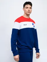 Buzo de felpa con cortes y cambios de color rojo, blanco y azul. Incluye el escudo del Club Nacional de Football y las siglas C.N.deF.