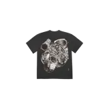 Remera negra de manga corta con gran estampado en la espalda de un collage de relojes y maquinaria de relojería.