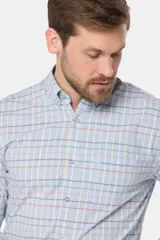 Camisa de manga larga con estampado a cuadros, corte regular y logo bordado.