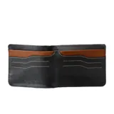 Billetera Rip Curl modelo Dosed Rfid Slim, color negro, confeccionada en cuero con costuras a la vista en tono contrastante y logo de la marca grabado en el frente.