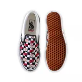 Zapatillas Vans sin cordones, con estampado a cuadros blancos y negros con dibujos de Condorito. La suela es blanca con dibujos de Condorito y la plantilla es negra.