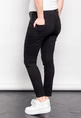 Jean chupín negro maternal, de tiro medio y con piezas elastizadas en los laterales al frente.