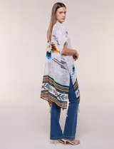 Kimono de gasa ligera con diseño estampado tribal en tonos beige, azul, rojo y amarillo, de silueta amplia y mangas cortas holgadas.