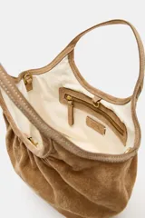 Bolso de hombro formato mini shopper confeccionado en piel de ante, con diseño fruncido, doble asa de mano y cierre mediante clip metálico.