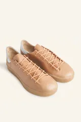 Zapatilla de cuero vacuno color azul marino, con cordones azules y suela de caucho color caramelo.