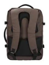 Mochila RKF de diseño versátil, convertible en maletín, confeccionada en poliéster reciclado repelente al agua. Cuenta con múltiples compartimentos con cierre, espacio para laptop de 15 pulgadas, bolsillos frontales, correas ajustables, almohadillas ergonómicas en la espalda y pasador para maleta.