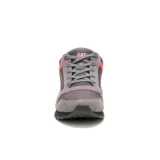 Championes de diseño casual Caterpillar, modelo Ventura, en color gris con detalles en rojo. Combinan capellada de gamuza con paneles de malla, cordones al tono, entresuela blanca y suela de goma.