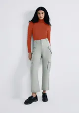 Polera de manga larga con cuello alto y diseño ajustado, confeccionada en tejido de punto liso color naranja.