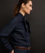 Pantalón de jean de tiro alto, corte recto y color azul oscuro.