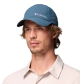Gorra técnica azul con perforaciones láser transpirables y visera curvada. Incorpora tecnologías Omni-Shield y Omni-Wick para repeler líquidos y absorber el sudor, con cierre posterior ajustable de velcro.