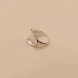 Anillo de plata 925 con diseño de cuchara en la parte superior y banda con incrustaciones de circonias.